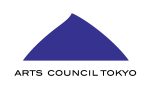 白地に黒の大文字でARTS COUNCIL TOKYOの文字の上に、青い抽象的な山のような形。.