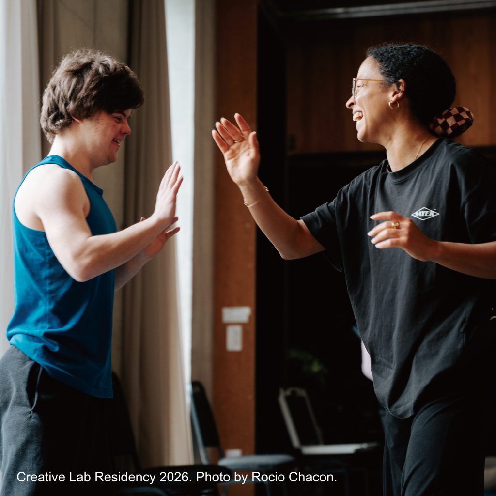 Candoco Dance CompanyのCreative Lab Residencyで、参加者が笑顔でワークショップに取り組む様子。