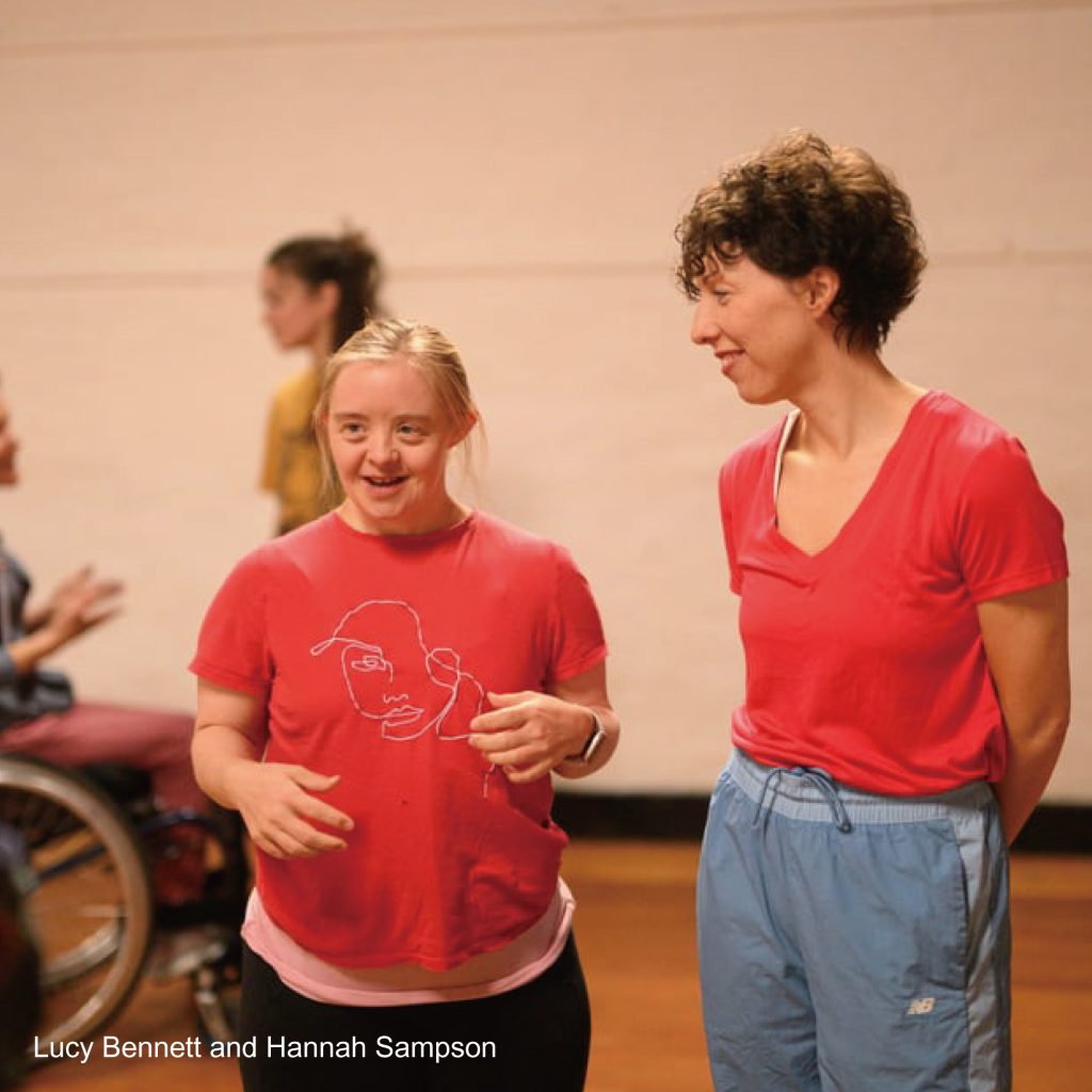 ダンススタジオでStopgapのLucy BennettとHannah Sampsonが話し合う様子